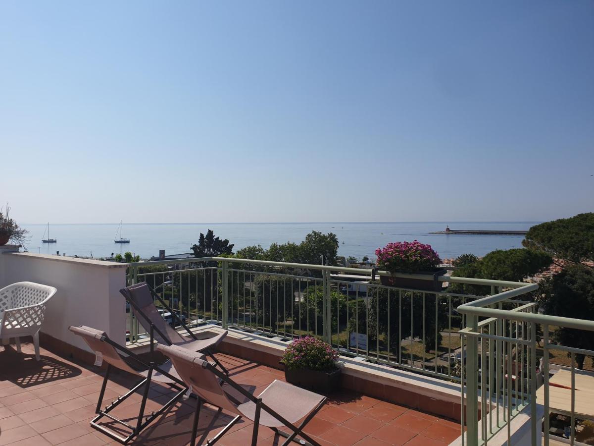Reale Apartments Terracina Eksteriør billede